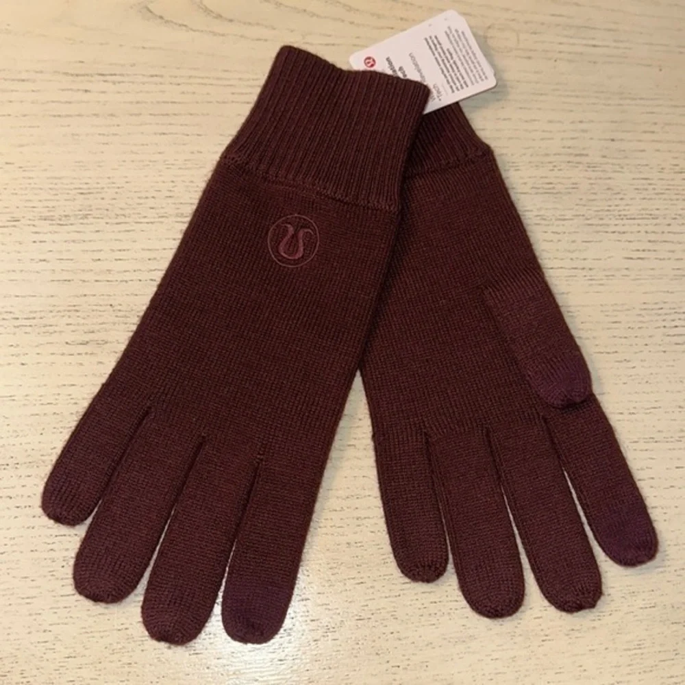 Lululemon Warm Revelation Gloves Tech M/L NWT $52 merino wool burgundy
